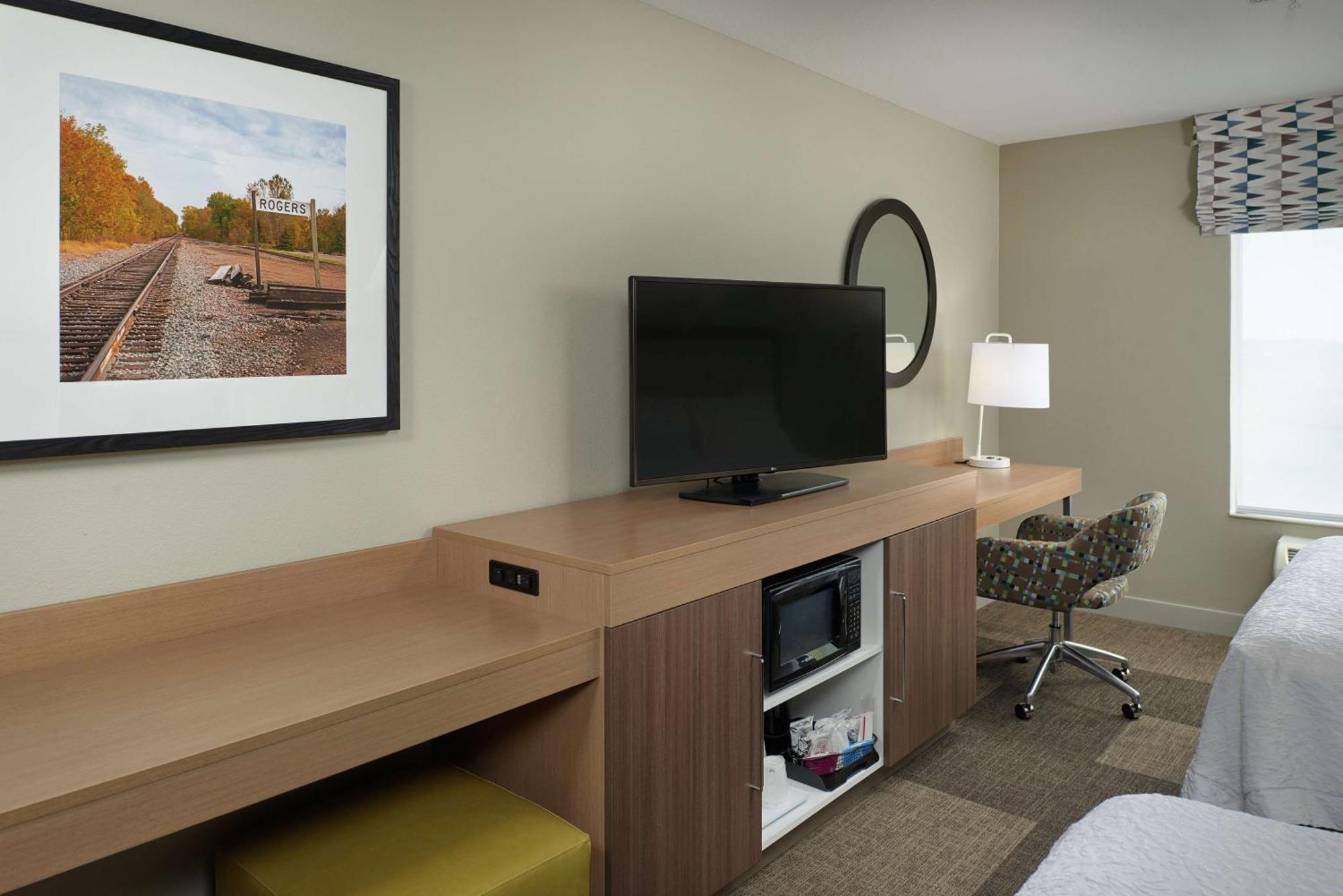 Hampton Inn & Suites Rogers Exterior photo